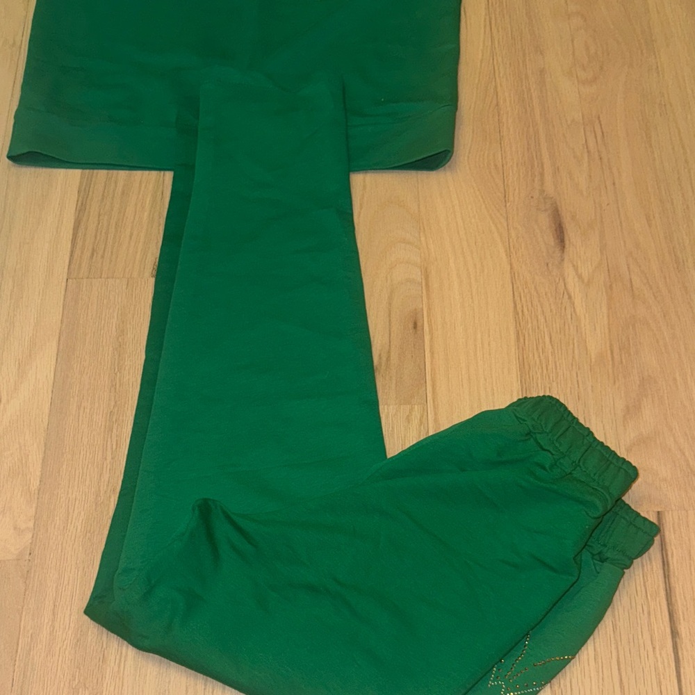 Green Butterfly Lounge Set with Leopard Accents - Picture 7 of 8